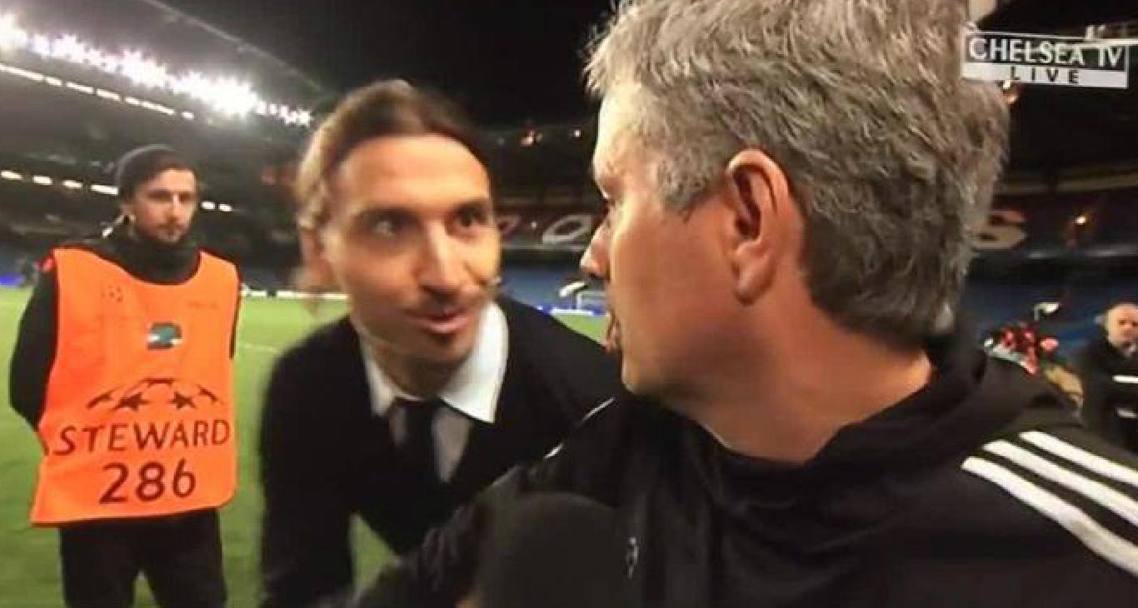 Siparietto fra Zlatan Ibrahimovic e Mourinho a fine gara: Ibra, assente per infortunio, fa capolino davanti alla telecamera mentre il tecnico viene intervistato dalla tv del Chelsea. Ansa